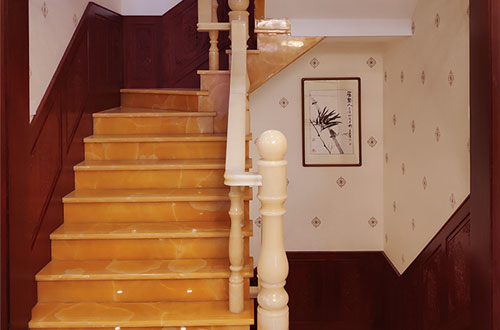 光坡镇中式别墅室内汉白玉石楼梯的定制安装装饰效果